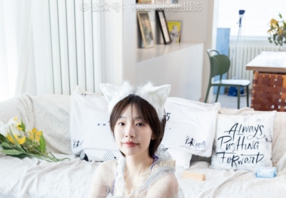 BoBoSocks袜啵啵 722期：小甜豆-高跟鞋、油亮薄白丝（脚尖透明款）、裸足、裸足淋酸奶踩酸奶剧情、cos小狐狸（花絮版）