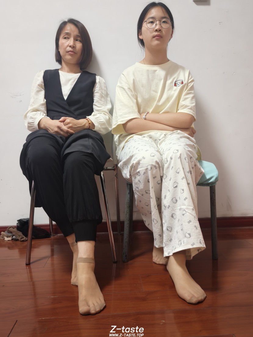 桔子摄影 模拍丝足图片 母女双双展示诱人肉丝短图 含脚底大特写